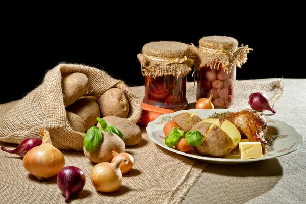 Comida rural con patatas de la chaqueta, comida asada y verduras —  Fotos de Stock