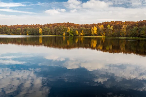 湖で秋のビュー — ストック写真