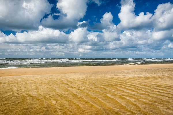 Playa de arena y mar del norte en verano — Foto de Stock
