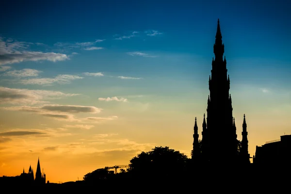 Scott monument i edinburgh och sommar solnedgång — Stockfoto