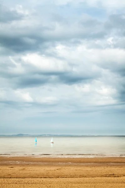 Twee kleine zeilboten op portobello beach — Stockfoto