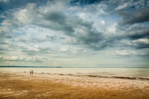 Dos niños en la playa de Portobello en Edimburgo —  Fotos de Stock