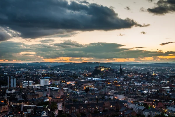 Edinburgh za soumraku v létě — Stock fotografie