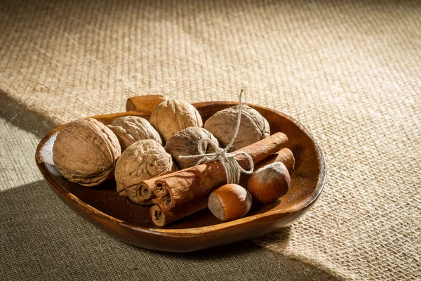 Nahaufnahme verschiedene Nüsse oder Holzteller — Stockfoto