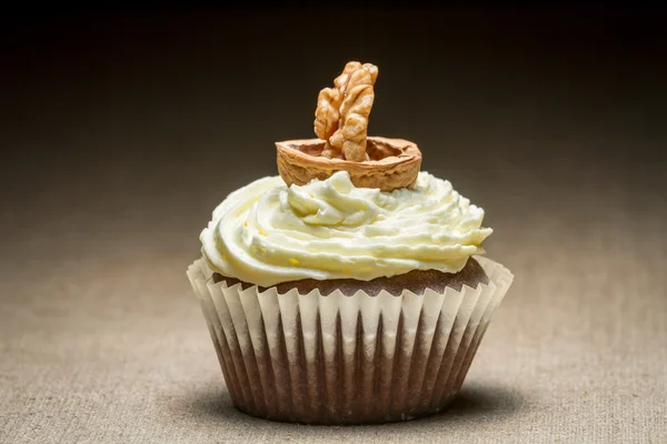 Schokoladenmuffin mit Walnuss sieht aus wie Boot — Stockfoto