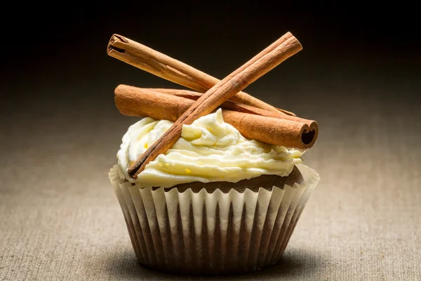 stock image Muffin with cinnamon bark and cream