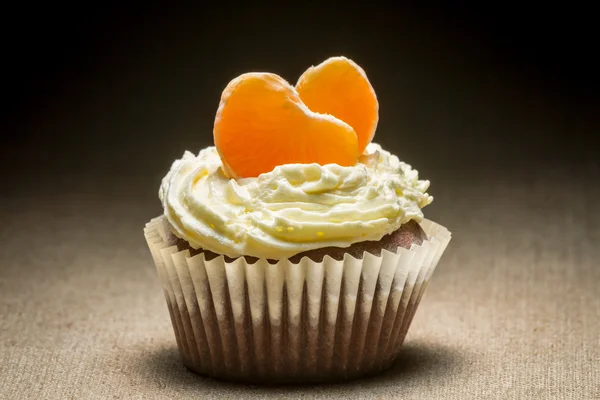 Schokoladenmuffin mit Mandarine und Vanillecreme — Stockfoto