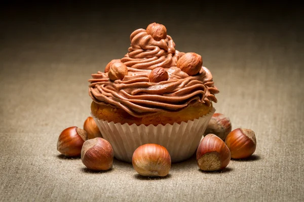 Muffin close up com creme de chocolate e avelãs — Fotografia de Stock