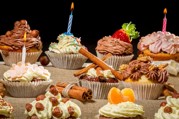 Nahaufnahme Geburtstagsmuffins mit Sahne, Früchten und Nüssen — Stockfoto