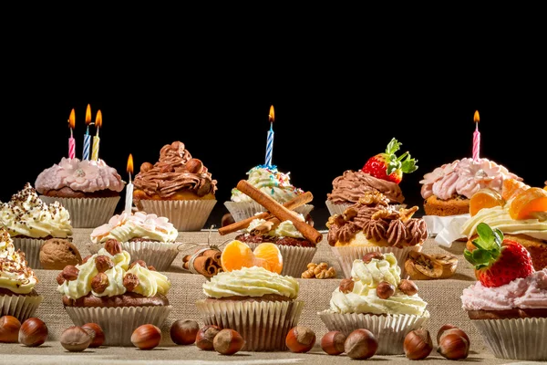 Nahaufnahme Geburtstagsmuffins mit Sahne und Nüssen — Stockfoto
