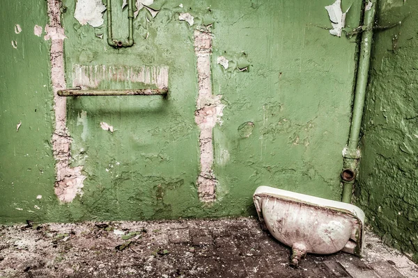 Der verlassene Raum mit Waschbecken und Rohren — Stockfoto