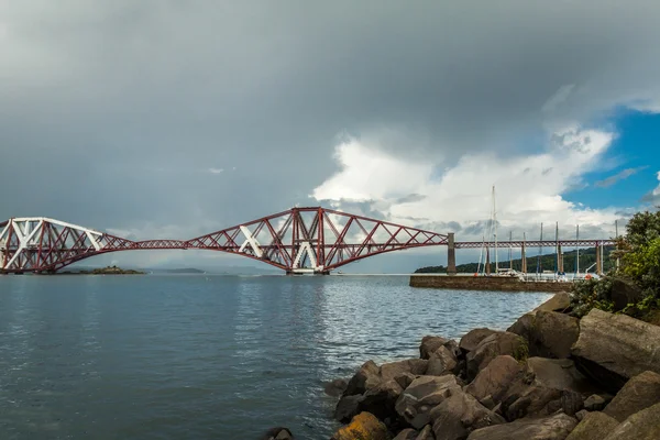 The Forth Bridge, South Queensferry perto de Edimburgo, Escócia — Fotografia de Stock