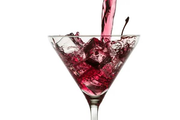 Kostki lodu i czerwony likier w kieliszku Martini na biały backgro — Zdjęcie stockowe