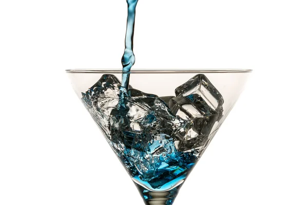 Bebida azul com muitos cubos de gelo no fundo branco — Fotografia de Stock