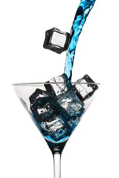 Bebida azul derramando grama martini no fundo branco — Fotografia de Stock