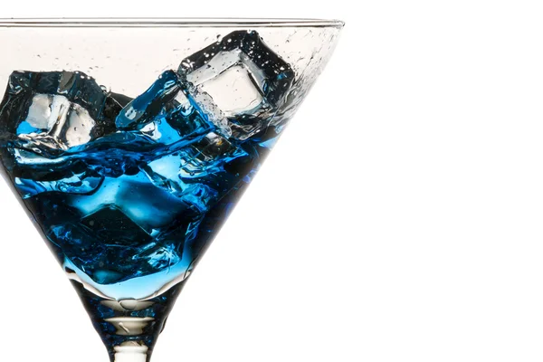 蓝利口酒的玻璃中移动冰多维数据集的特写 — 图库照片