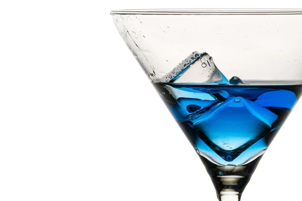 Cubetti di ghiaccio primo piano con gocce in vetro martini — Foto Stock