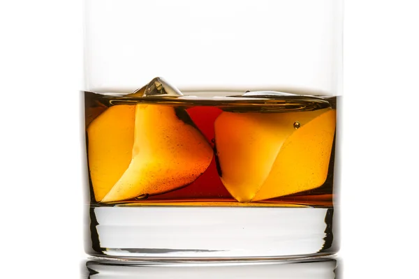 Gros plan whisky avec glaçons sur fond blanc — Photo
