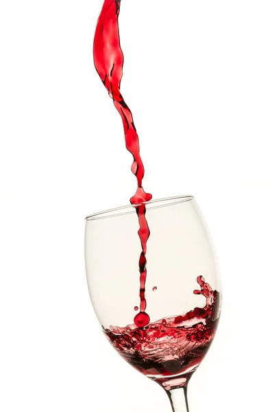 Copo com vinho tinto sobre fundo branco — Fotografia de Stock