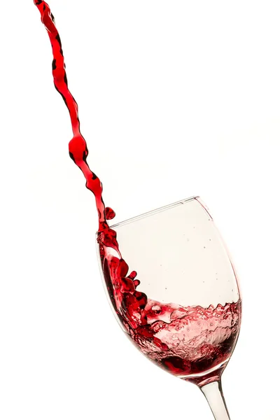 Splash czerwonego wina w szybę na białym tle — Zdjęcie stockowe
