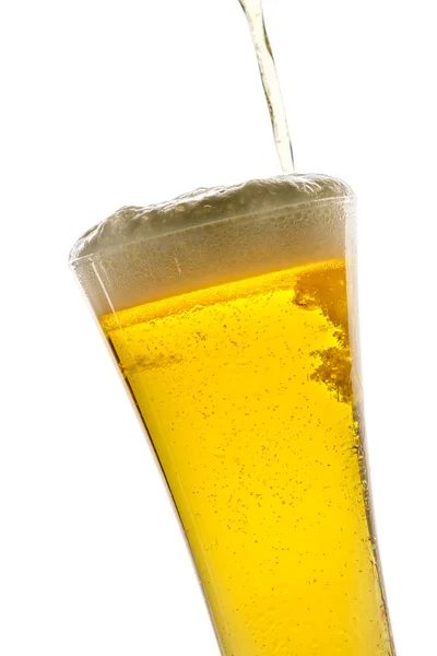Despejando cerveja leve em vidro no fundo branco — Fotografia de Stock