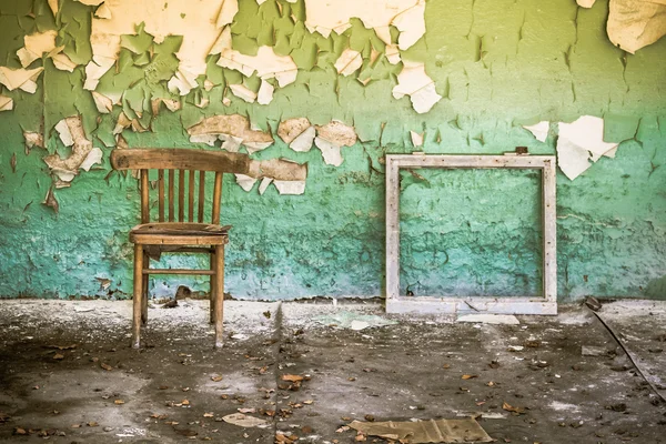 Abandoned building with peeling wall — Stock Photo, Image