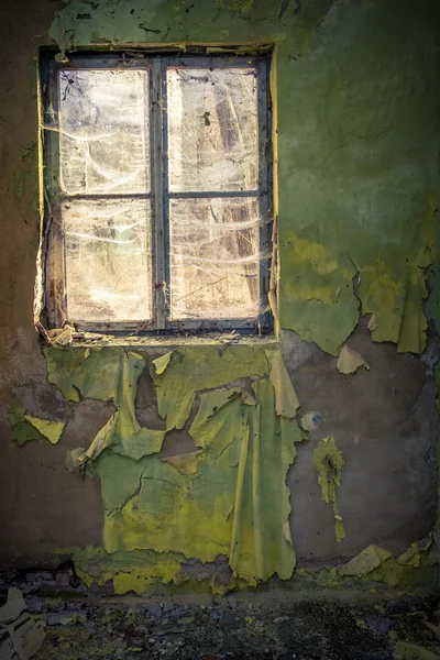 Chambre en ruine dans un bâtiment abandonné — Photo