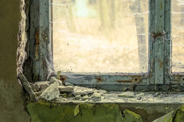 Vanha puinen ikkuna hylätyssä rakennuksessa — kuvapankkivalokuva