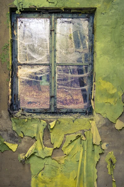 Gamla peeling vägg i övergiven byggnad — Stockfoto