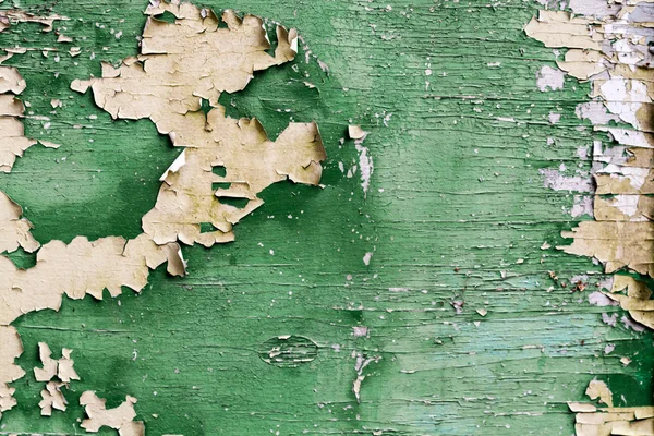 Alte grüne Planke mit abblätternder Farbe — Stockfoto