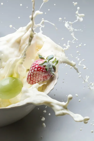 Splash of milk and fresh fruit — Stock Photo, Image