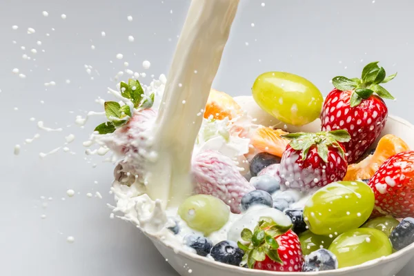 건강 한 아침 식사의 상징으로 부 어 우유와 신선한 과일 — 스톡 사진