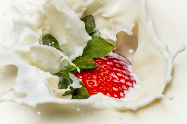 딸기 우유 시작으로 떨어지는 — 스톡 사진