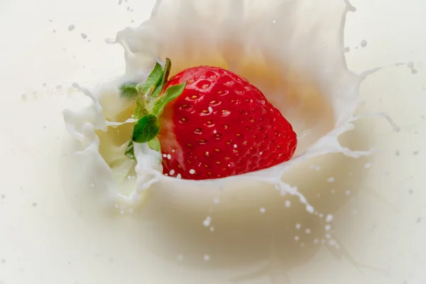 Splash of milk and fresh strawberry — Stock Photo, Image