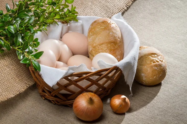 Closeup ovos e pão fo Páscoa café da manhã — Fotografia de Stock