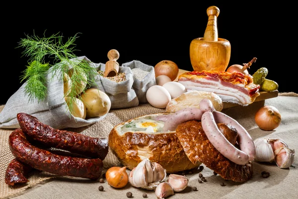 Ländliches Osterfrühstück mit Räucherwurst — Stockfoto