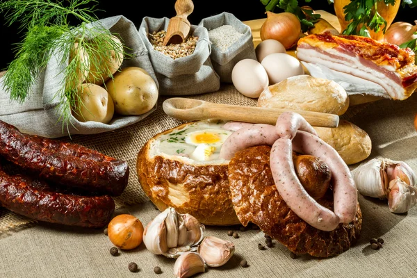 Heiße Suppe im Brot zum Osterfrühstück — Stockfoto