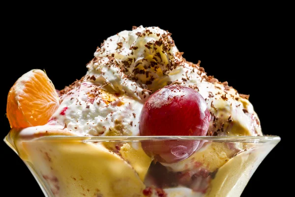 Морозиво та фрукти у скляній мисці — стокове фото