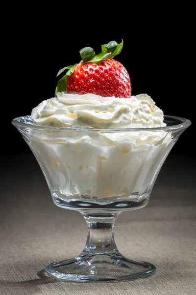 Starwberry z bitą śmietaną w szklanej misce — Zdjęcie stockowe