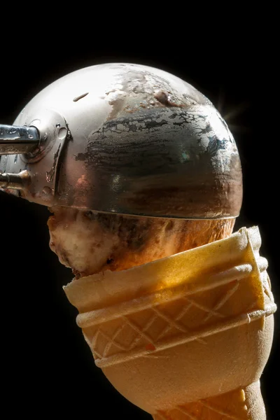 Вафельное мороженое с металлической ложкой — стоковое фото