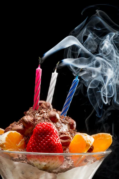 Kerze auf Geburtstagseis abgeblasen — Stockfoto
