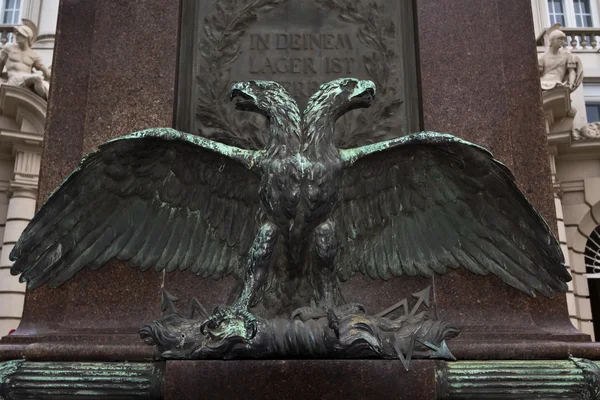 Majestuoso monumento de águila de doble cabeza —  Fotos de Stock