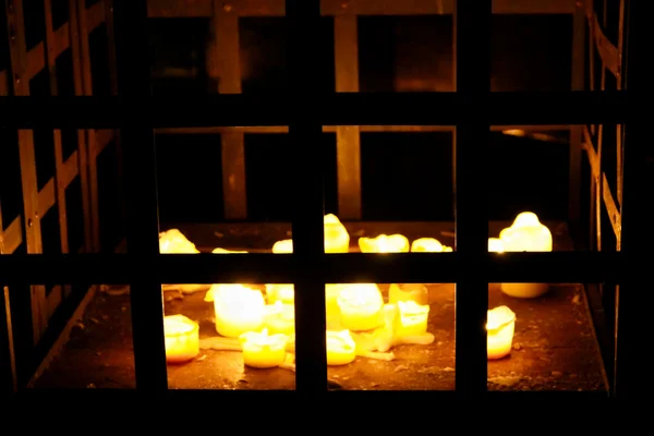 Kerzen im Käfig — Stockfoto