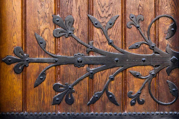 Metalen ornament op houten deur — Stockfoto