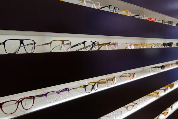 Genel Mağaza Bir Duvara Brandless Süslü Gözlük Bir Dizi — Stok fotoğraf