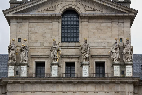 San Lorenzo Basilica statues — Stock Photo, Image