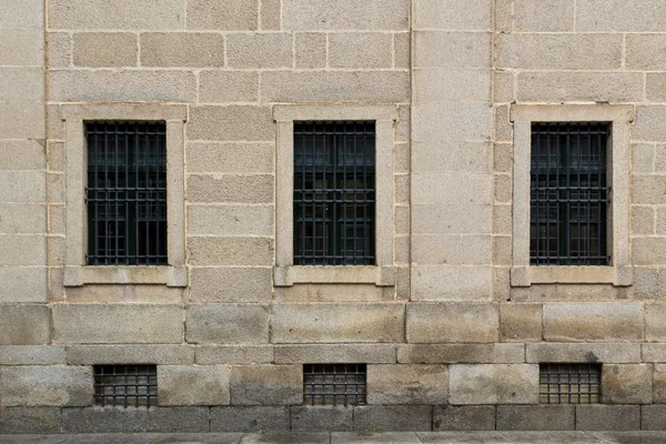 Симметричные окна — стоковое фото