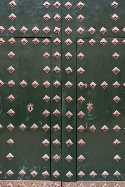 Groene metalen deur in el escorial — Stockfoto