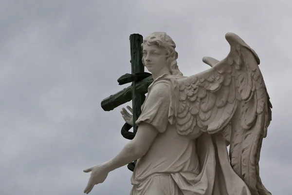 Angel, kříž a had — Stock fotografie