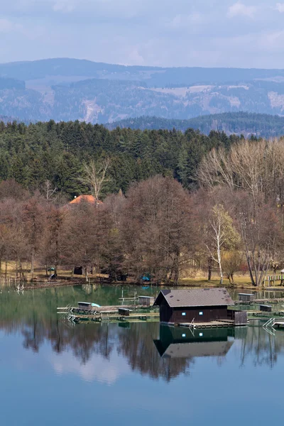 Drewniany domek nad jeziorem — Zdjęcie stockowe